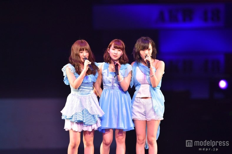 「太宰治を読んだか？」を歌う（左から）山田菜々、小笠原茉由、山本彩／（C）AKS