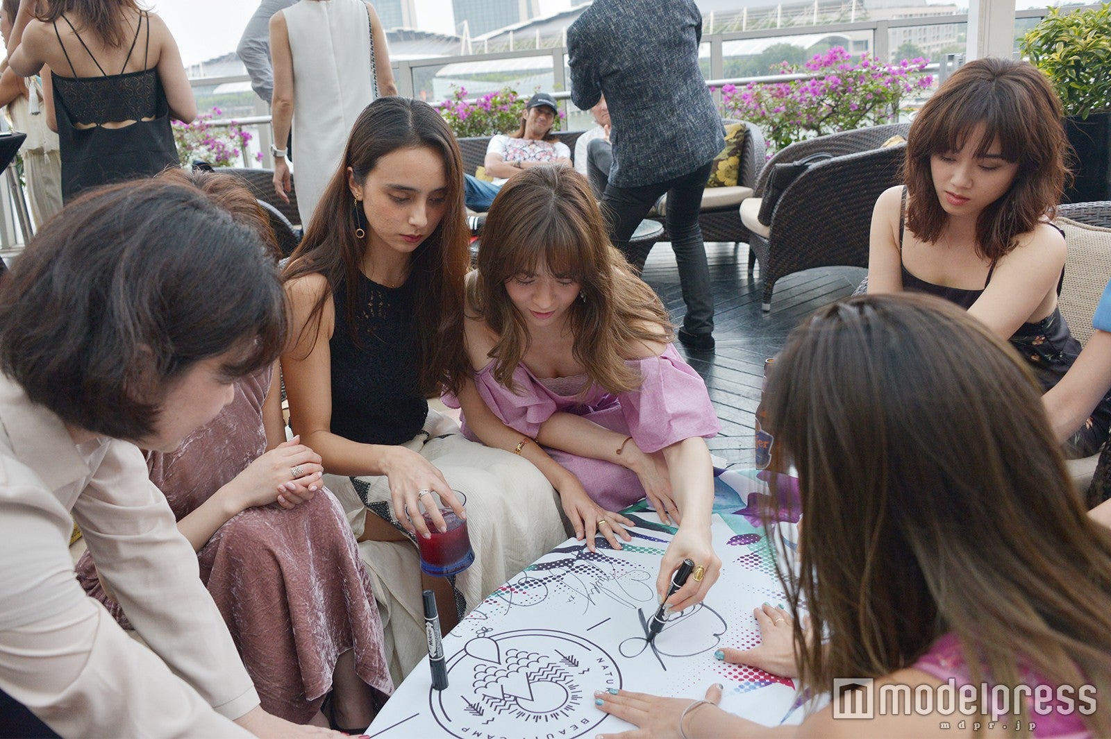 パーティーの様子 （C）モデルプレス