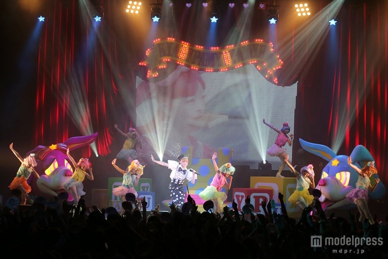 アルバムのテーマである遊園地“ぱみゅぱみゅランド”を意識して作られたセット／photo by hajime kamiiisaka