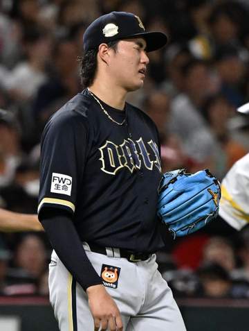 オリックス・山口 プロ初勝利の権利目前で逆転2ラン被弾 五回途中3失点で降板 悔しそうにタオルで汗を拭う