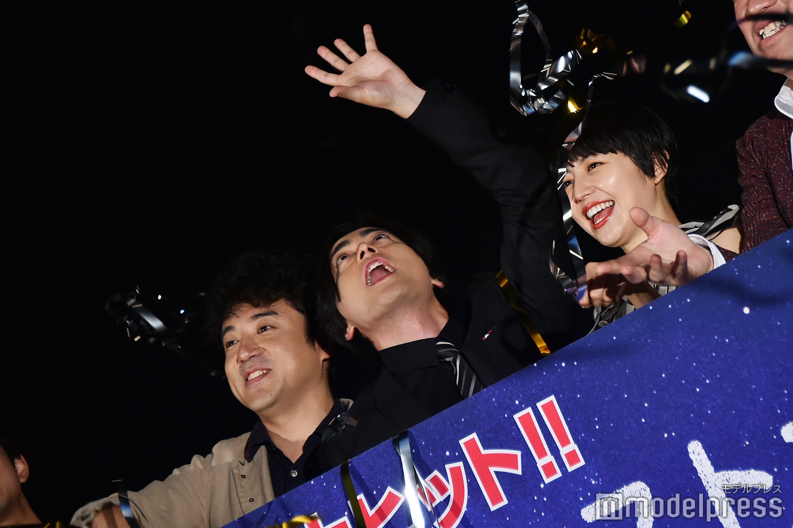 金テープを掴もうとする無邪気な山田孝之 （C）モデルプレス