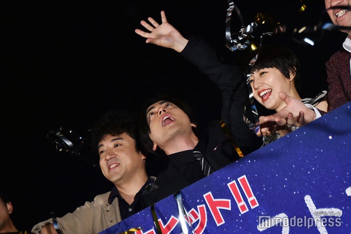 金テープを掴もうとする無邪気な山田孝之 (C)モデルプレス