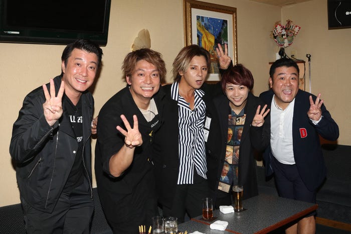 ドラマ「人にやさしく」出演者が集結(左から)加藤浩次、香取慎吾、松岡充、須賀健太、山崎弘也(C)フジテレビ