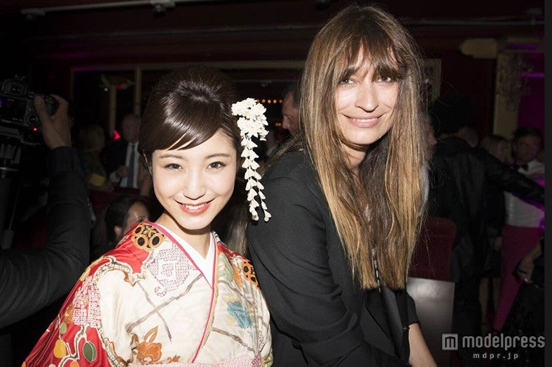 （左から）izu、カロリーヌ・ド・メグレ（画像：izu所属事務所提供）