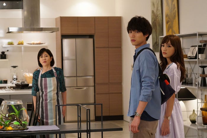 岡江久美子、福士蒼汰、川口春奈/「愛してたって、秘密はある。」第8話より(画像提供:日本テレビ)