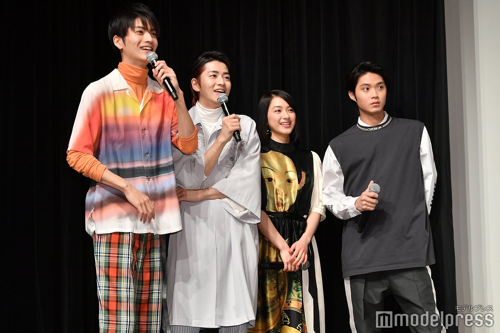 稲葉友の胸キュン再現を見守る一同（左から）山本涼介、飯島寛騎、平祐奈、磯村勇斗（C）モデルプレス