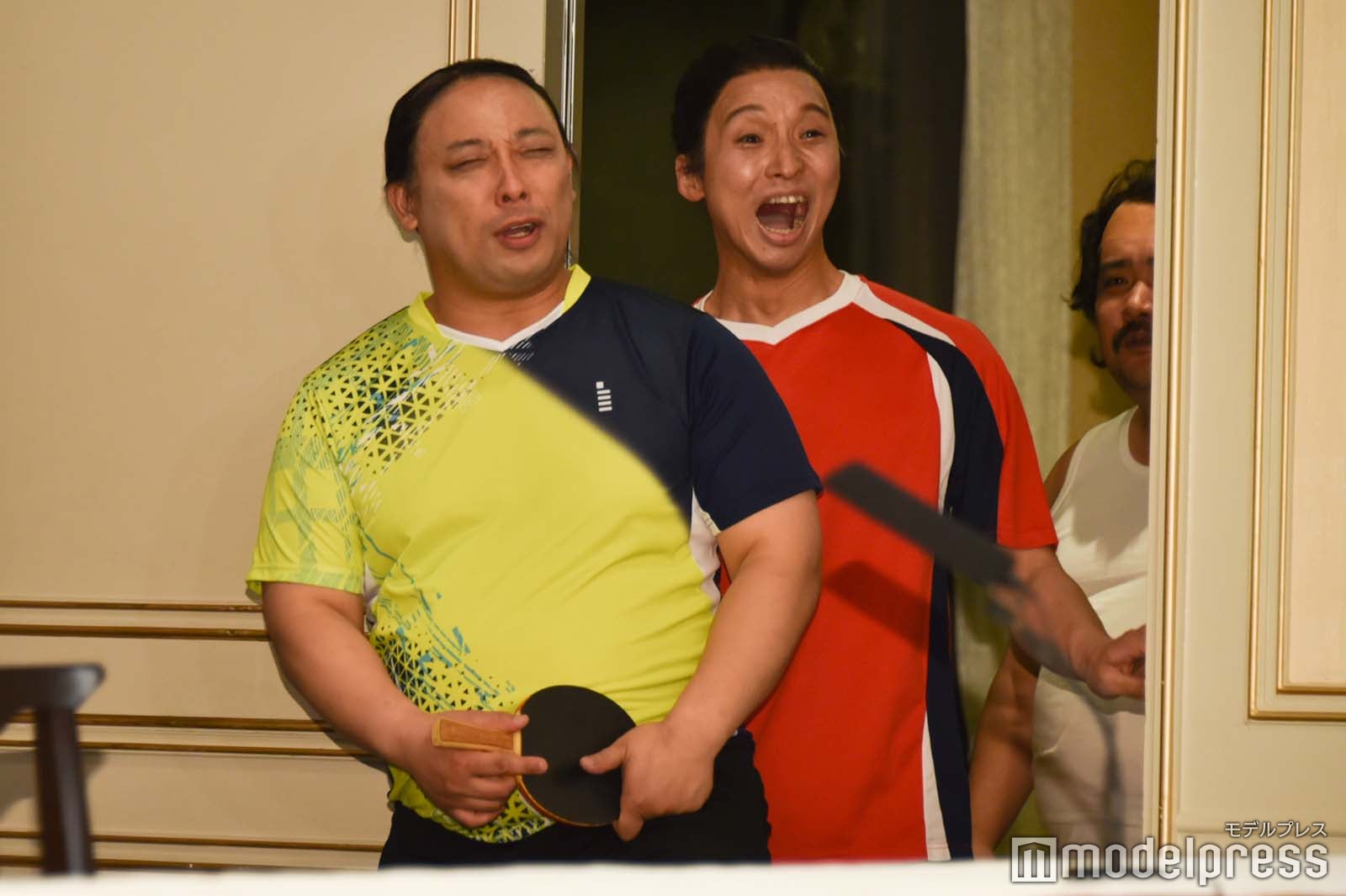 会見場に驚くメンバー／みちお、布川ひろき（C）モデルプレス