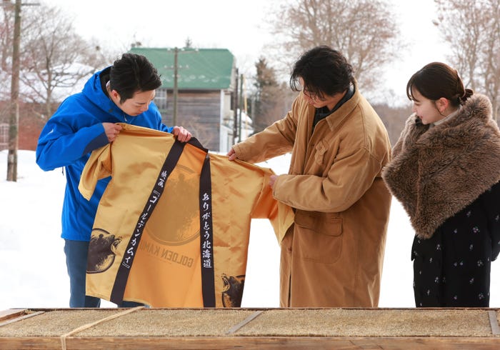 鈴木直道知事、山崎賢人、山田杏奈(C)野田サトル/集英社(C)2024映画「ゴールデンカムイ」製作委員会