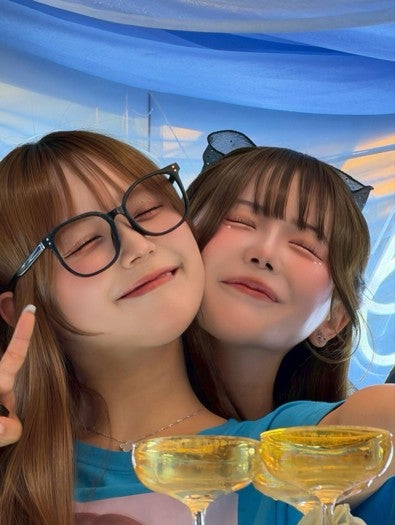 さき、双子の姉・恋との2ショット（提供写真）