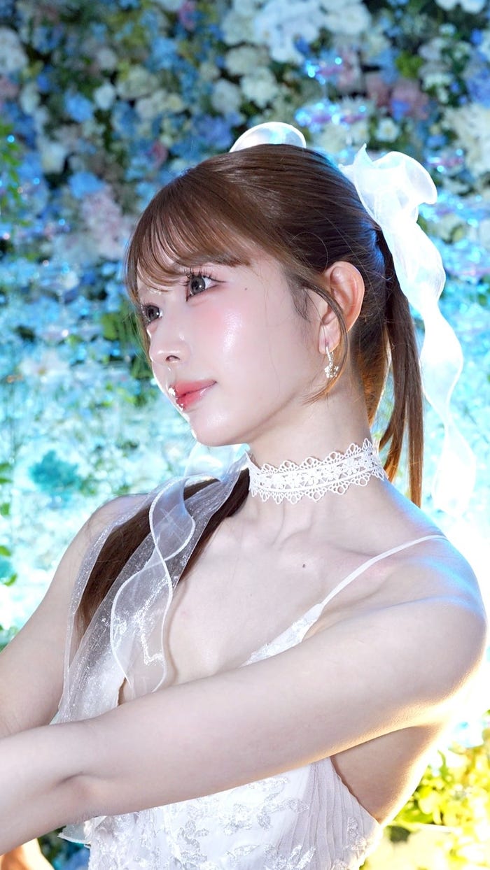 純白のドレスで輝きを放つ飛鳥(提供写真)