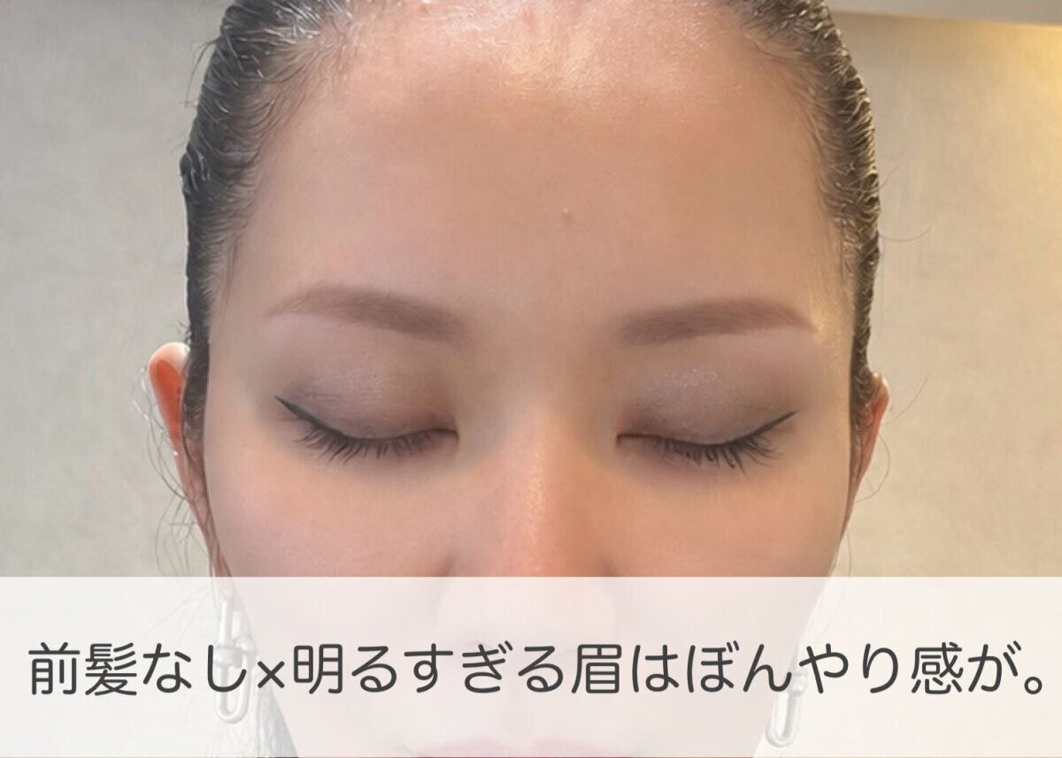 前髪なしの状態で目を閉じ、明るすぎる眉で顔がぼんやり見える女性の顔 前髪なしの状態で目を閉じ、明るすぎる眉で顔がぼんやり見える女性の顔