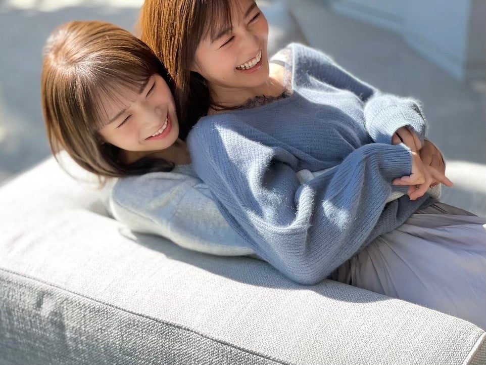 秋元真夏の上に乗っかって笑顔を見せる生田絵梨花（提供写真）