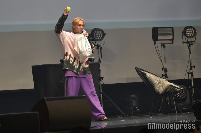 ファンにサインボールを投げる山下幸輝「ホミパリ Twenty-2 Birthday Zepp Tour」(C)モデルプレス