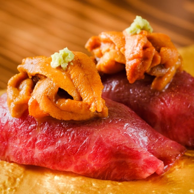 和牛炙り寿司　ウニのせ／画像提供：創作鉄板　粉者東京