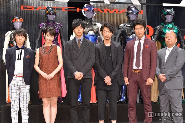 （左から）濱田龍臣、剛力彩芽、松坂桃李、綾野剛、鈴木亮平、佐藤東弥監督