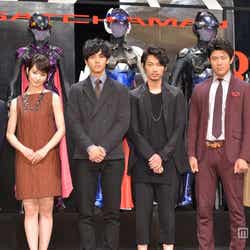 (左から)濱田龍臣、剛力彩芽、松坂桃李、綾野剛、鈴木亮平、佐藤東弥監督