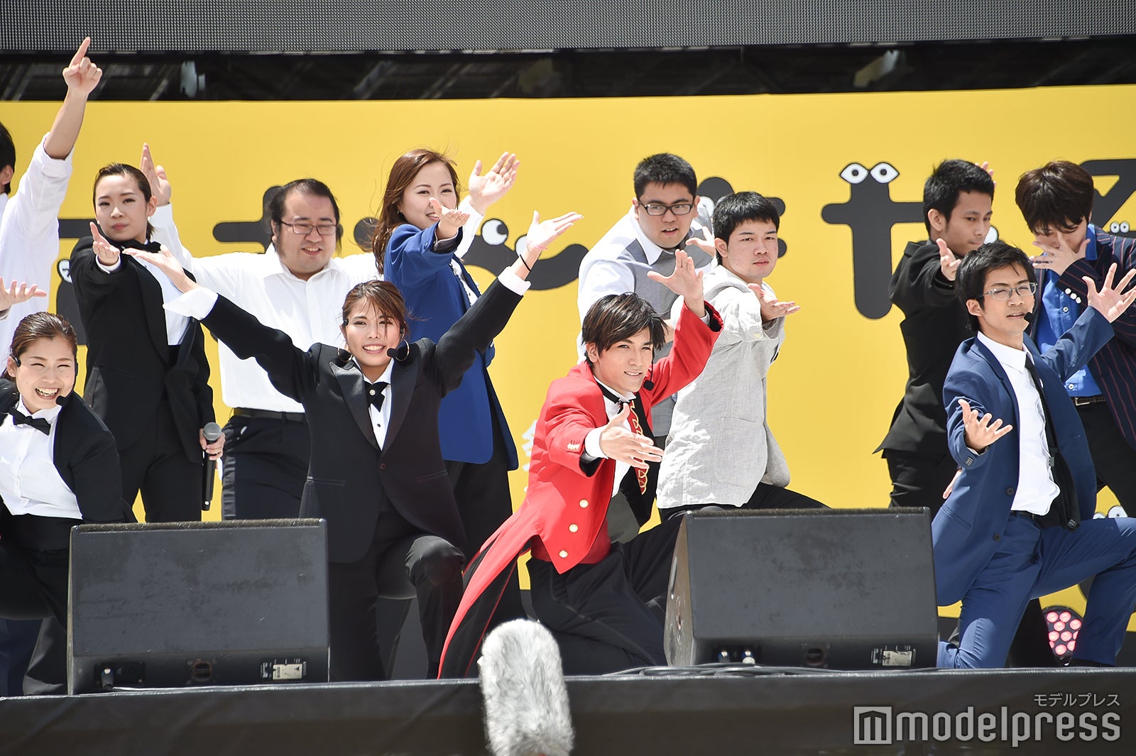 「沖縄ラフ＆ピース専門学校」1期生によるパフォーマンス （C）モデルプレス