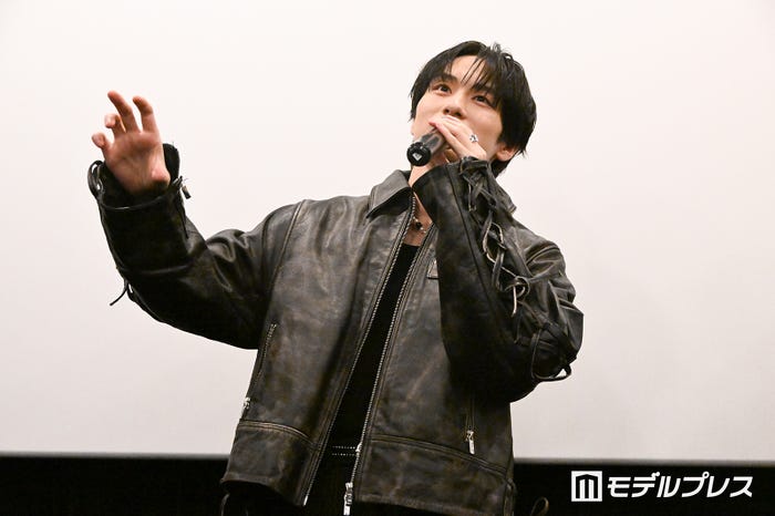 優しそうなアルファベット(N)を探す山下幸輝(C)モデルプレス