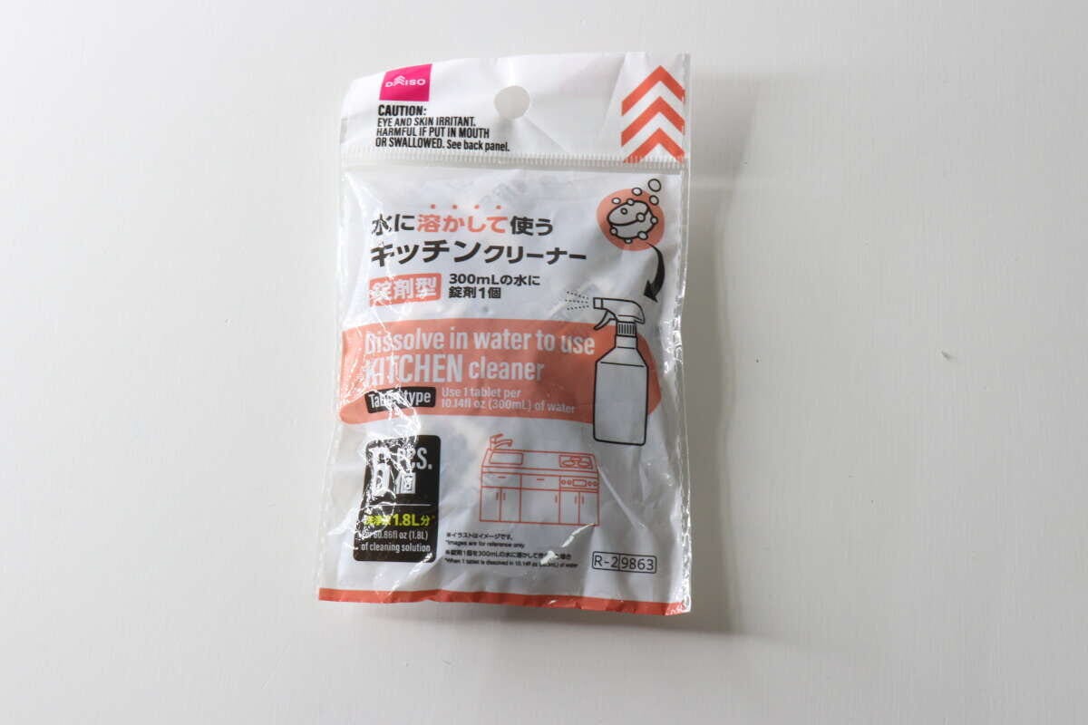 白いパッケージに入ったダイソーのキッチン用錠剤型クリーナーの全体写真 白いパッケージに入ったダイソーのキッチン用錠剤型クリーナーの全体写真
