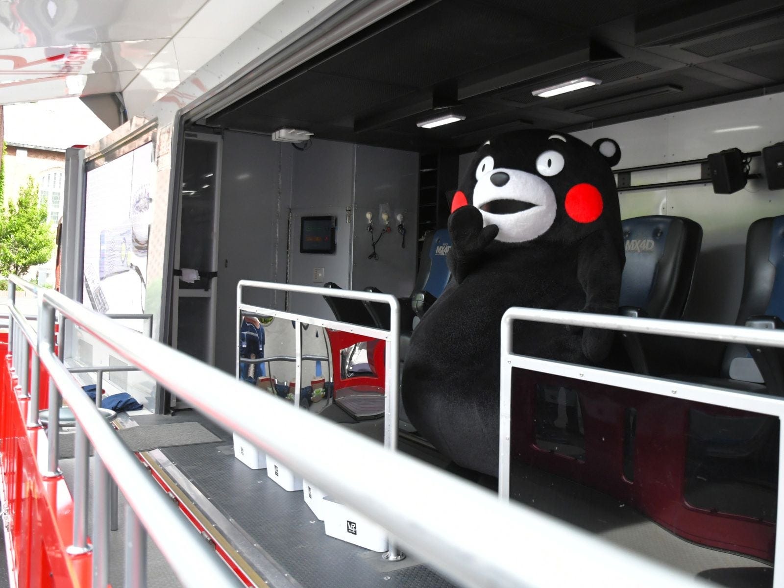 ゴーグルのサイズが合わず……=5月11日、東京都豊島区