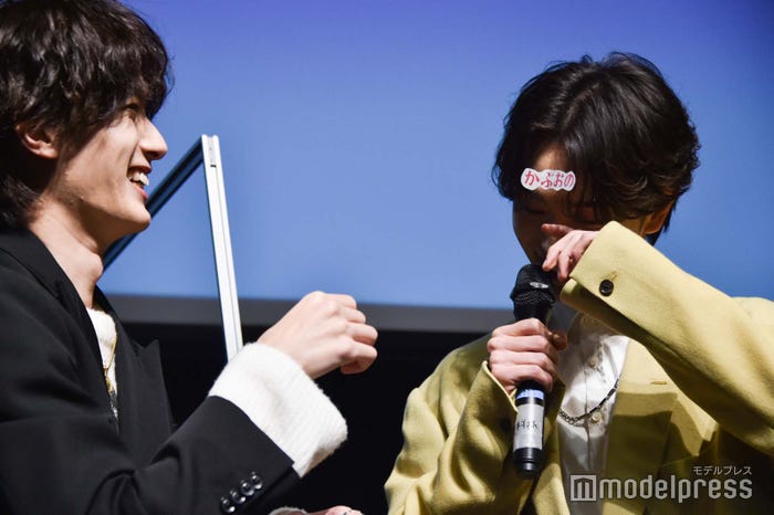 おでこにシールを貼ろうとする山中柔太朗、「それ髪だね」とツッコむ木村慧人(C)モデルプレス