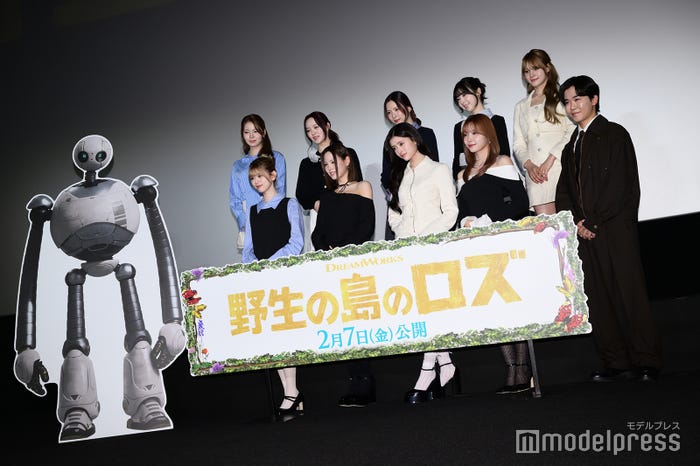 NiziU(後列左から)アヤカ、リオ、マヤ、ミイヒ、ニナ(前列左から)リク、マコ、リマ、マユカ、鈴木福(C)モデルプレス