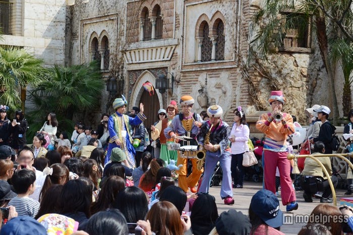 ディズニーシー、ミニショー「スプリングタイム・サプライズ」/マーチングバンドが登場