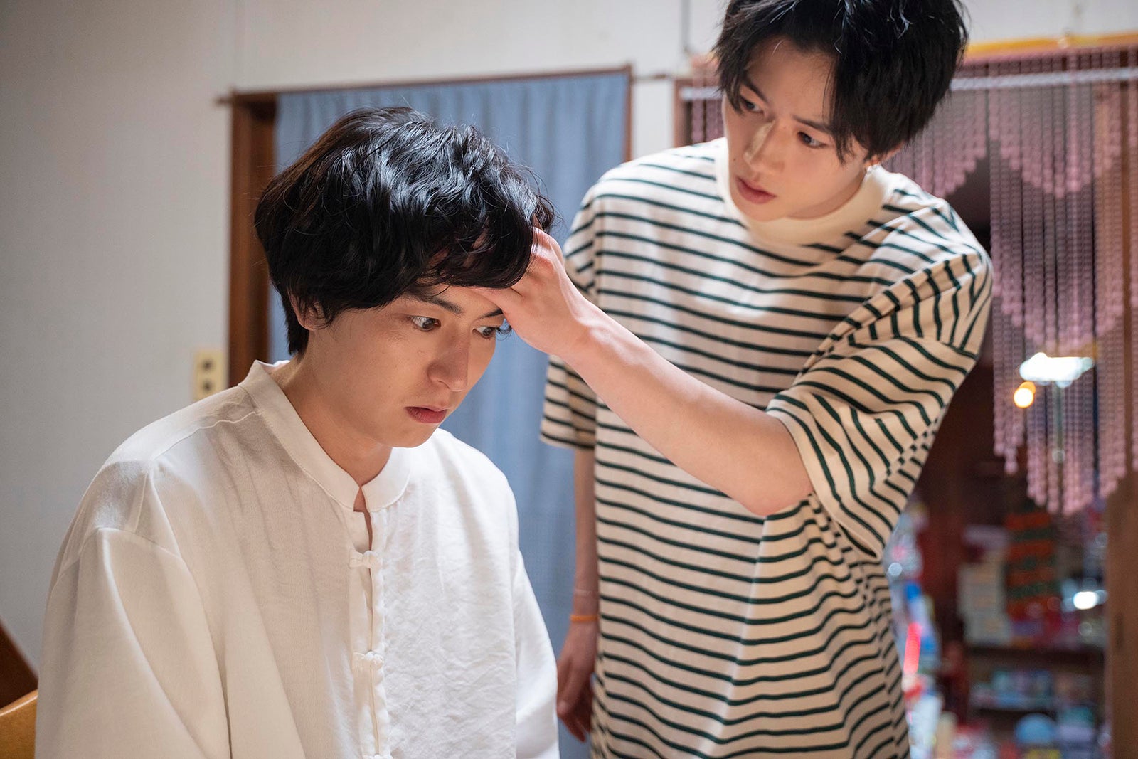 稲葉友、奥智哉「みなと商事コインランドリー2」第5話より（C）缶爪さわ・椿ゆず／KADOKAWA／「みなと商事コインランドリー2」製作委員会