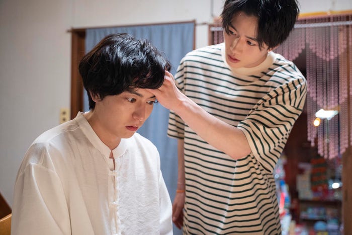 稲葉友、奥智哉「みなと商事コインランドリー2」第5話より(C)缶爪さわ・椿ゆず/KADOKAWA/「みなと商事コインランドリー2」製作委員会