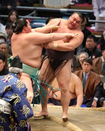 3度目Vの霧島は3敗目 大関琴桜に押し出され千秋楽飾れず 12勝3敗で春場所終える