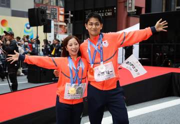 日本橋が騒然「ひゅー！」引退のりくりゅう 三浦の堂々宣言＆大照れ 顔を手旗で隠す