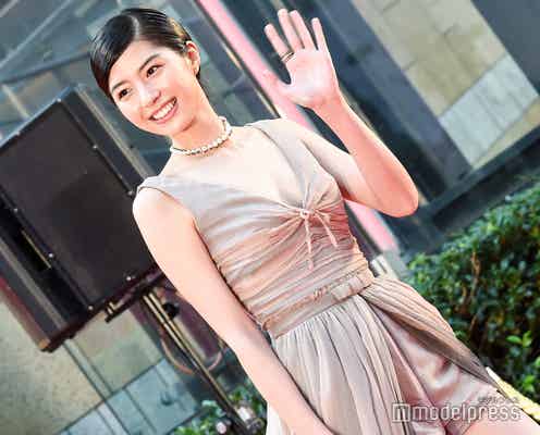 佐久間由衣、胸元SEXYドレスで笑顔振りまく<第32回東京国際映画祭>