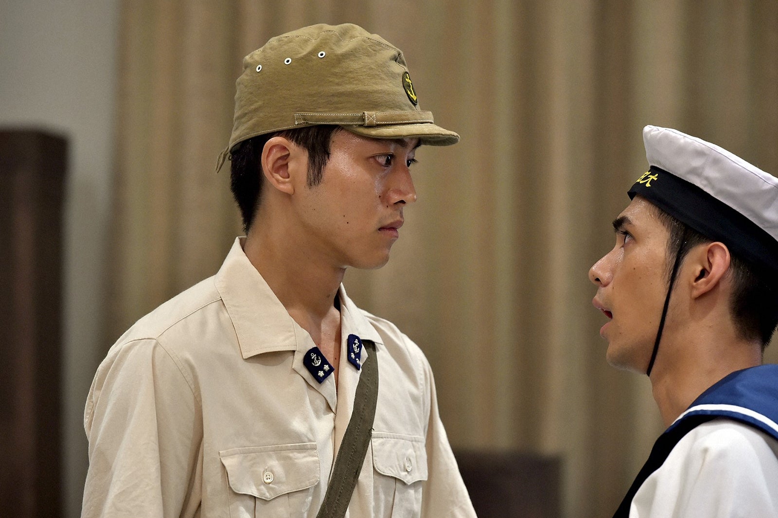 松坂桃李、村上虹郎／「この世界の片隅に」第3話より（C）TBS