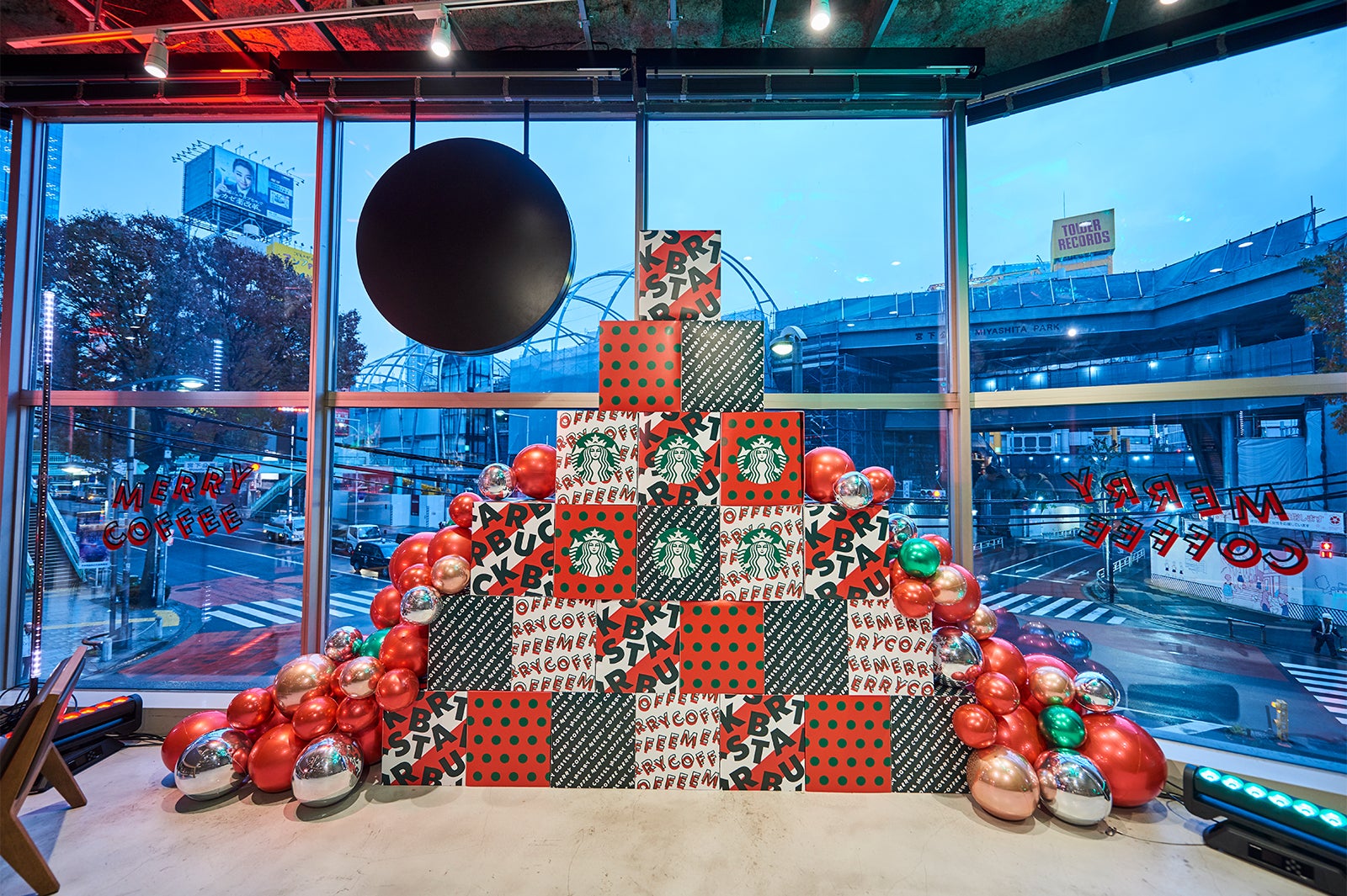 ギフトボックスツリー／スターバックス渋谷cocoti店（提供写真）