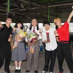 （左から）伊藤健太郎、清野菜名、ムロツヨシ、須賀健太、賀来賢人（C）日本テレビ