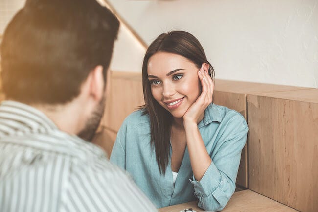 かわいいのになぜか不幸な恋ばかり…！常に「ダメ男を選んでしまう」女性の特徴