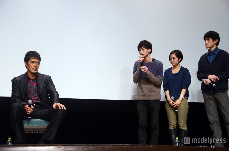 阿部寛に質問を投げかける学生たち。