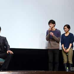 阿部寛に質問を投げかける学生たち。