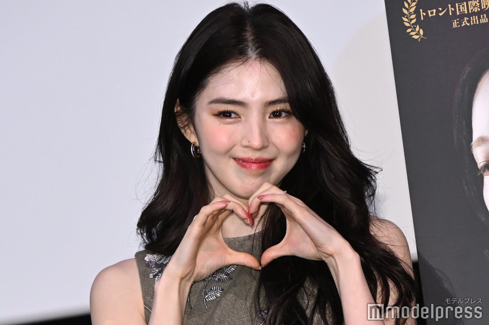 ハン・ソヒ、美脚際立つミニワンピ姿 来日で涙するファンに「泣かないで」