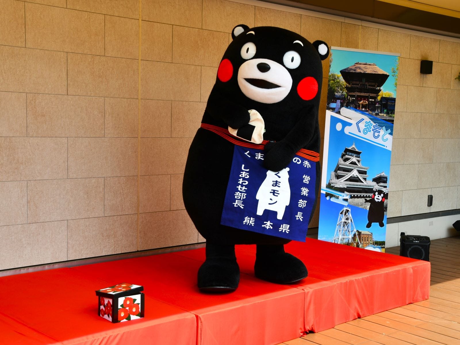 「花手箱」からおにぎりが！＝8月11日、東京都中央区