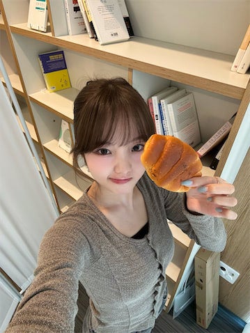 本田真凜、”好きな食べ物ランキング4位”塩パンにかぶりつくお茶目な姿に「かわいい」の嵐