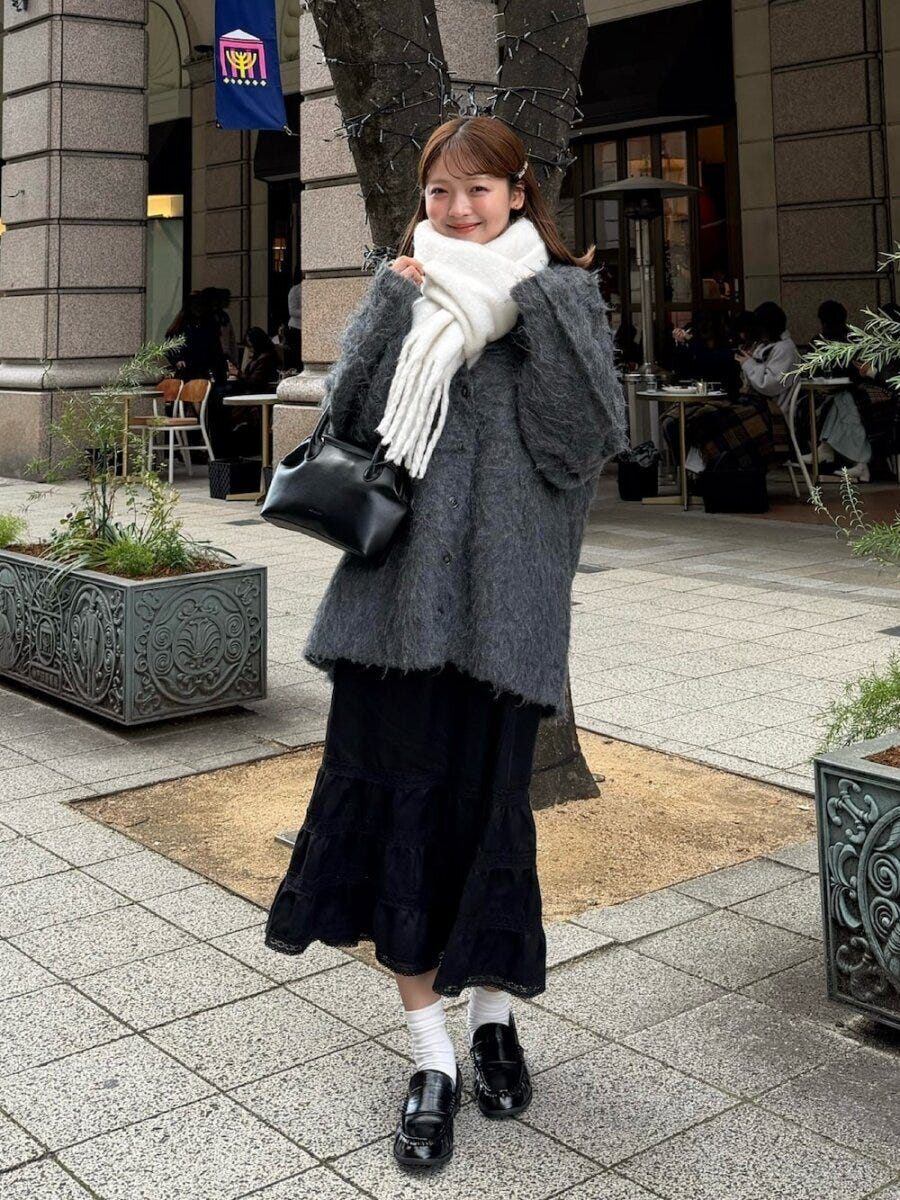 2026大人女性おすすめ黒スカートモノトーンコーデ