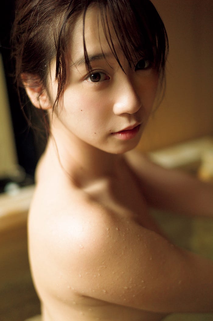 撮影:細居 幸次郎/伊織もえファースト写真集『ぼくともえ。』(講談社)より