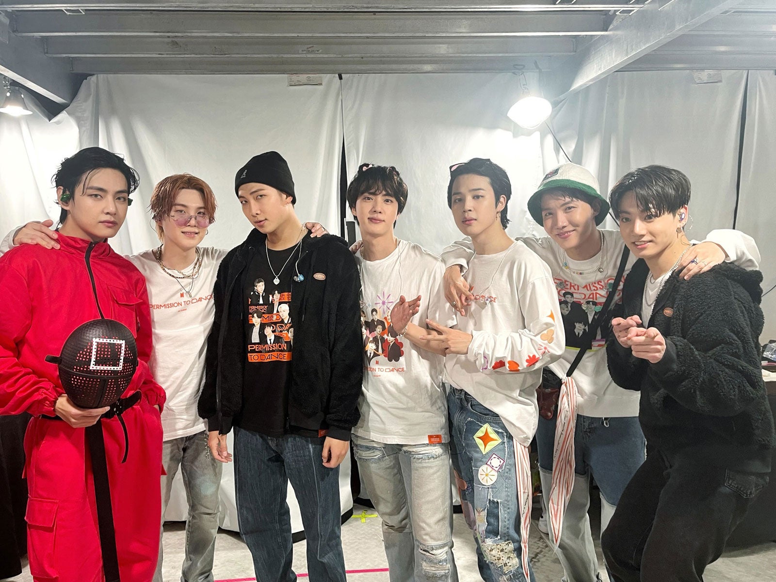 BTS・V、コンサートで「イカゲーム」コスプレ披露 RMの“レッドヘア”も話題に