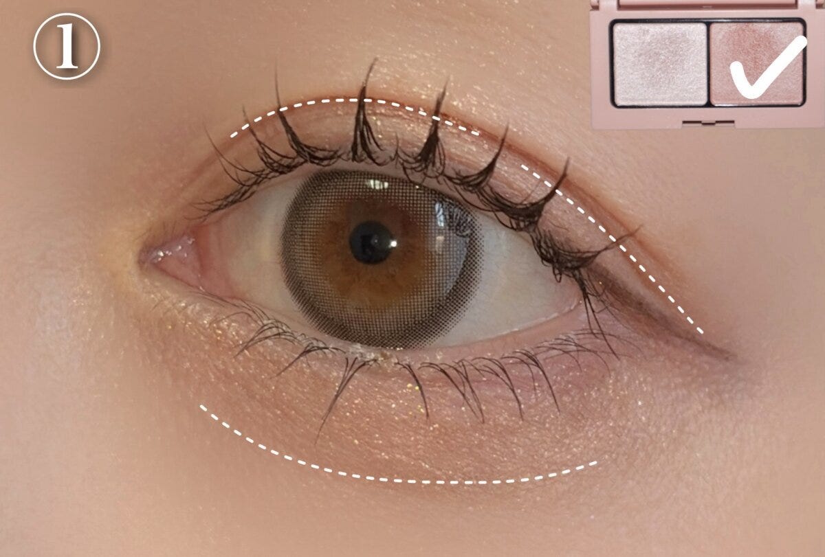 右のカラーをまぶた全体に塗る 右のカラーをまぶた全体に塗る