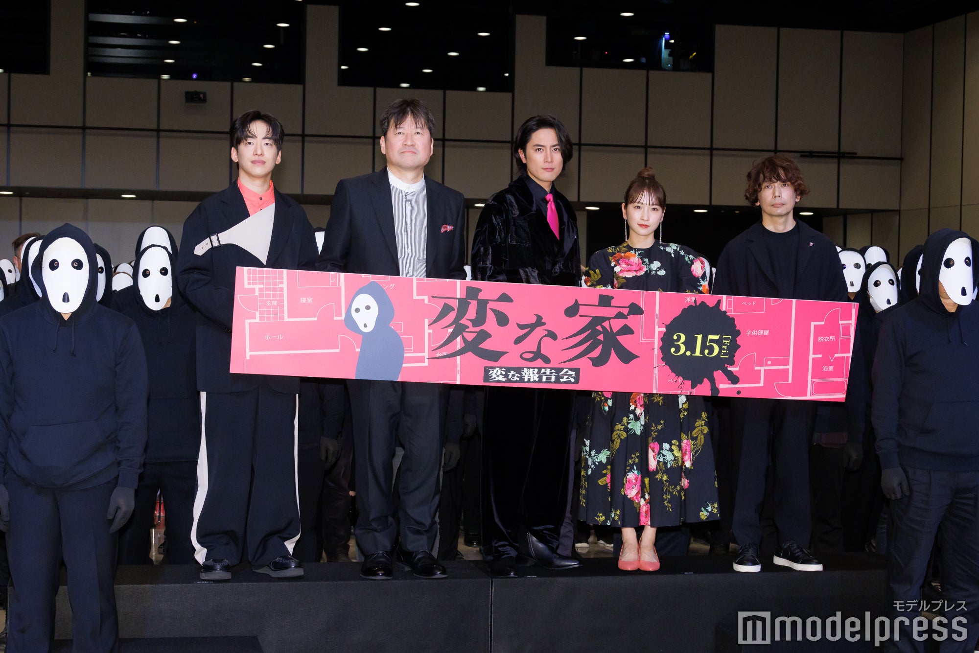 （左から）DJ松永、佐藤二朗、間宮祥太朗、川栄李奈、石川淳一監督（C）モデルプレス