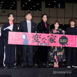 （左から）DJ松永、佐藤二朗、間宮祥太朗、川栄李奈、石川淳一監督（C）モデルプレス