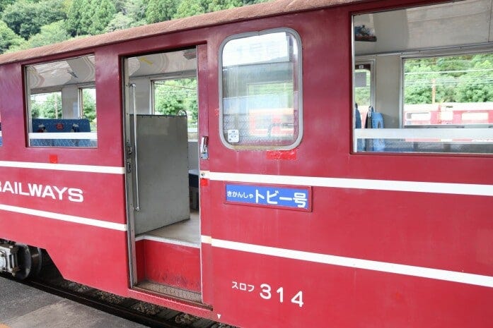 「きかんしゃトビー号」の客車。ドアにステップがあるので乗り降りには要注意