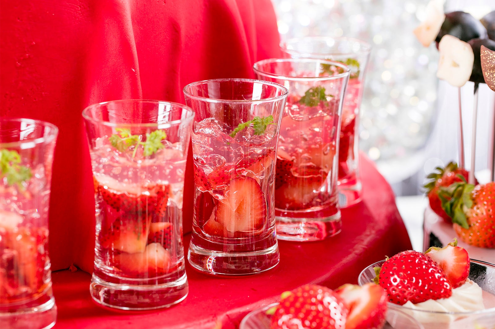 ほろ酔いもたまには許してストロベリーとスパークリングロゼワインゼリー／画像提供：ヒルトン東京お台場