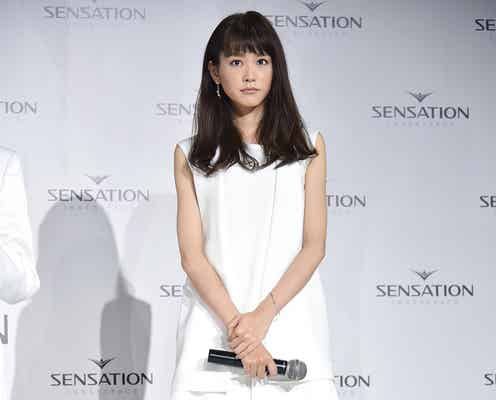 桐谷美玲、スレンダー美脚を大胆披露 オールホワイトコーデのコツ伝授